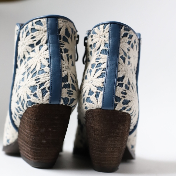Very Volatile Cherie Lace Booties, blue denim - Picture 8 of 11